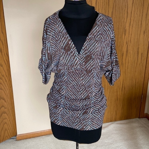 🤎 BCBGMaxAzria Faux Wrap Abstract Print Short-Sleeve V Neck Top Brown Large - Picture 11 of 11
